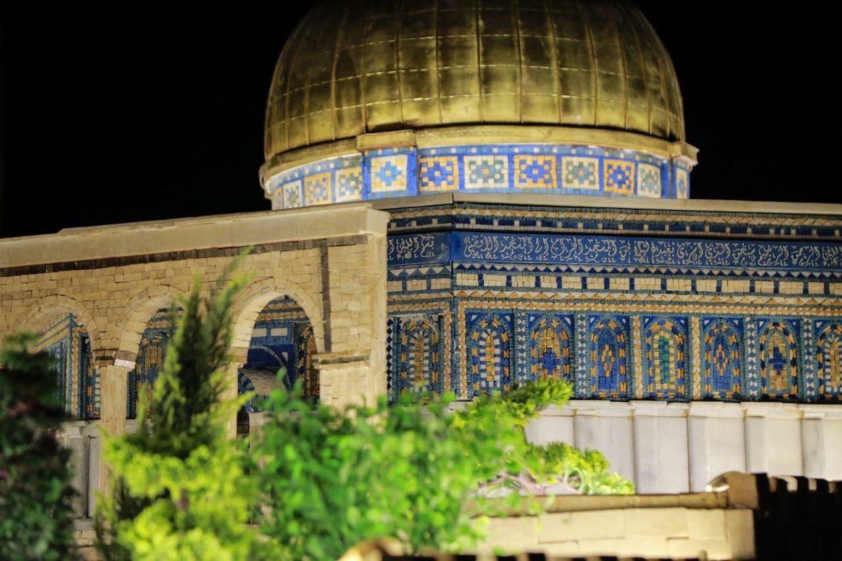 قبة الصخرة في المجسّم ليلًا، وتظهر فسيفساؤها وكتاباتها