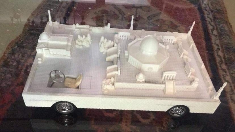 مجسّم أبيض مصغّر يوضح توزيع المسجد والأسوار على هيئة سيارة