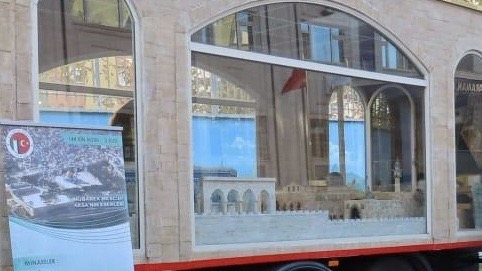 المجسّم معروضًا في الشارع خلف واجهة زجاجية