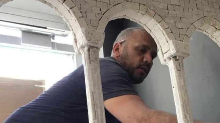 ماجد ناموس يعمل على عقود حجرية مصغّرة